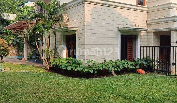 Disewakan Rumah Halaman Luas dengan Private Pool di Lebak Bulus