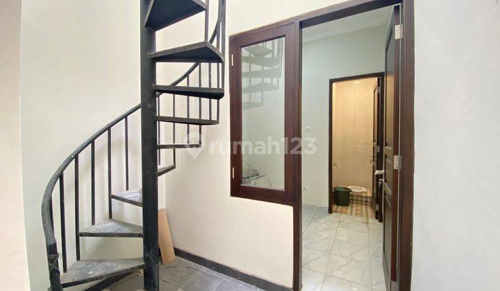 Rumah Mewah 2 lt Bangunan Super Strategis