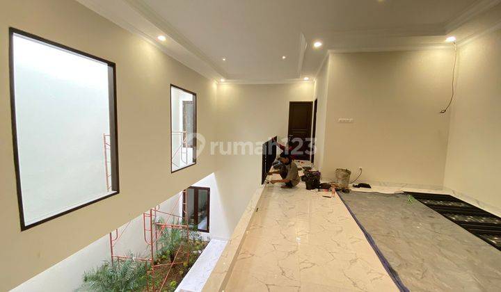 Rumah Mewah 2 lt Bangunan Super Strategis