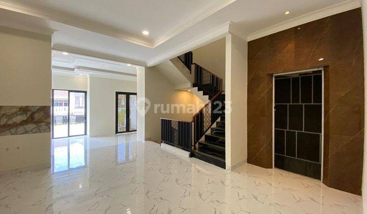 Rumah Mewah 3 lt, Parkir Basement & Lift