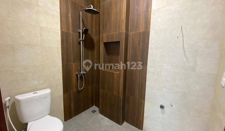 Rumah Mewah 3 lt, Parkir Basement & Lift