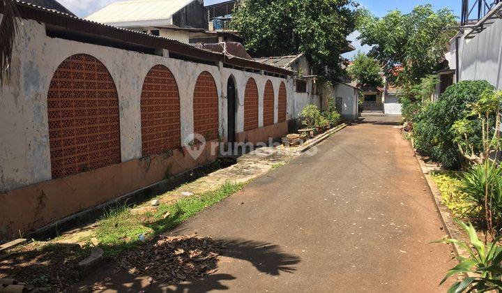 Rumah hook SHM, lokasi strategis pinggir jalan raya, sebelah minimarket, dekat sekolah SD-SMP Negeri, tempat ibadah dan pasar, dilewati angkutan umum.