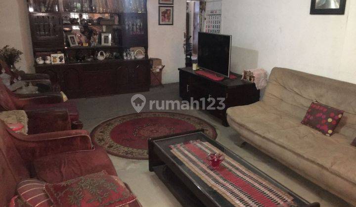Rumah hook SHM, lokasi strategis pinggir jalan raya, sebelah minimarket, dekat sekolah SD-SMP Negeri, tempat ibadah dan pasar, dilewati angkutan umum.