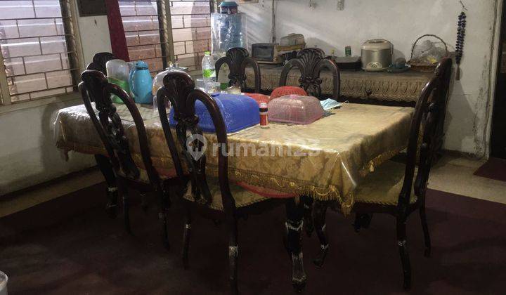 Rumah hook SHM, lokasi strategis pinggir jalan raya, sebelah minimarket, dekat sekolah SD-SMP Negeri, tempat ibadah dan pasar, dilewati angkutan umum.