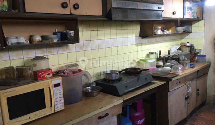 Rumah hook SHM, lokasi strategis pinggir jalan raya, sebelah minimarket, dekat sekolah SD-SMP Negeri, tempat ibadah dan pasar, dilewati angkutan umum.