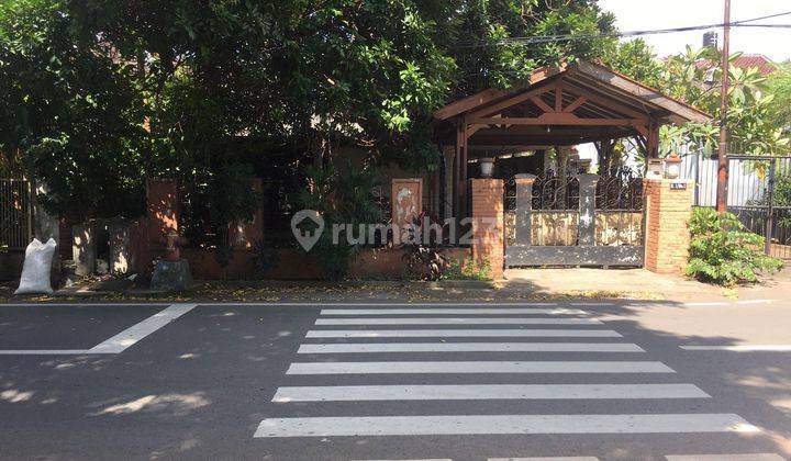 Rumah hook SHM, lokasi strategis pinggir jalan raya, sebelah minimarket, dekat sekolah SD-SMP Negeri, tempat ibadah dan pasar, dilewati angkutan umum.
