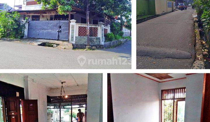 Rumah komplek besar hoek 2 lantai dkt Greenlake City dan Kosambi Baru dkt pasar dan restaurant jln Dpn lewat jatlingko. Dapur dan taman luas dan BBS banjir  2