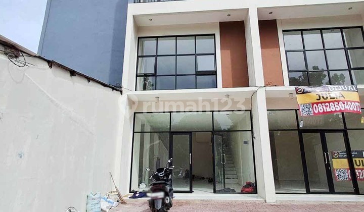 Translation: For Sale Ruko Raden Saleh Karang Tengah Tangerang Building Area 354 Freehold Title 3.5 Floors Strategic