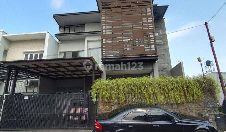 Dijual Rumah Mewah 3 Lantai Dengan Swimming Pool Di Metro Permata 1