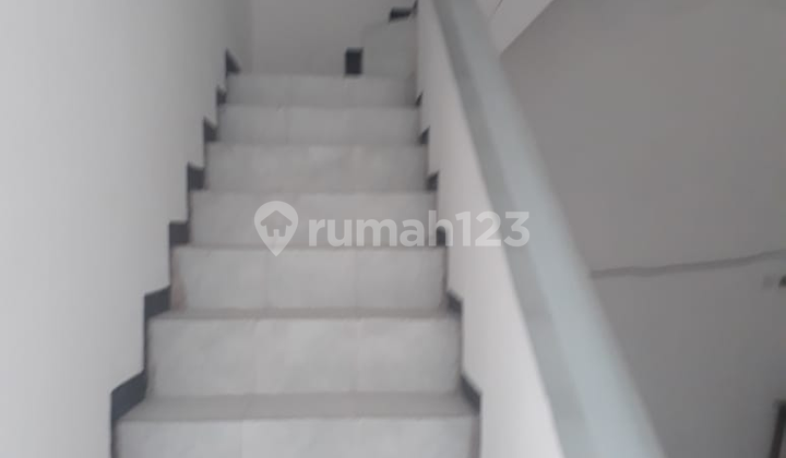 East Lebak 2.5-Story House Row Wide Road 2