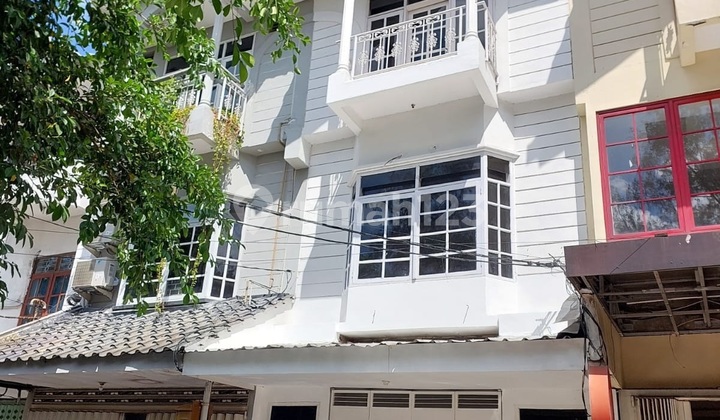 Raya Darmo Permai East Shophouse, 3-Story Well-Maintained Building 1