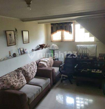 ruang tamu taman rempoa indah, tangsel. rmh