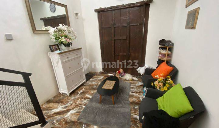 ruang tamu rumahsiap huni dalam komplek puri