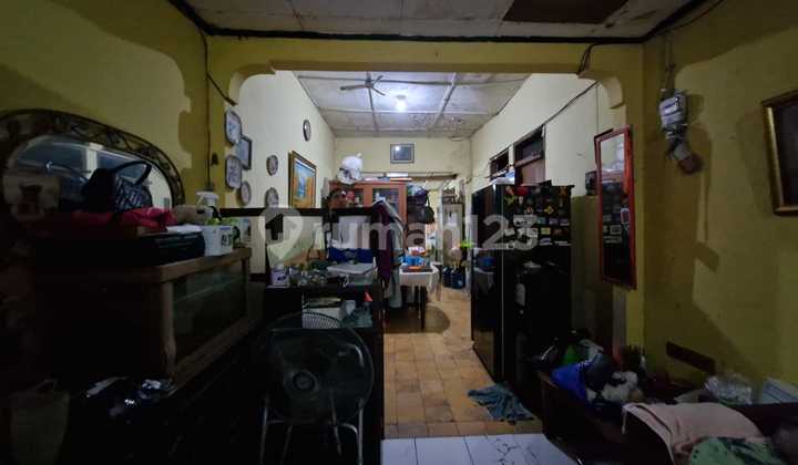 Old house with land on Gaharu Street, Cipete, South Jakarta. Strategic location near Cipete MRT.