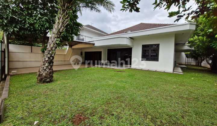 Rumah di Jual lokasi Strategis di hoek, terawat dan siap huni lokasi di Jl Gaharu, Cipete, Cilandak, Jakarta Selatan