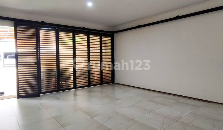 Di Jual Rumah tinggal posisi hook terawat dan rapi di Jl Gaharu Cipete, Cilandak, Jakarta Selatan   Spesifikasi :  LT/LB 625/250 KT 4+2, KM 3+3 Lantai marmer Listrik 11.000 Watt Garasi muat 2 mobil Ca