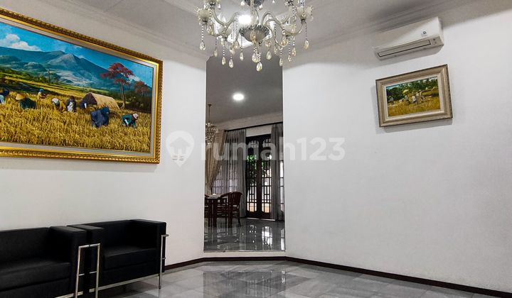 Di Jual Rumah tinggal posisi hook terawat dan rapi di Jl Gaharu Cipete, Cilandak, Jakarta Selatan   Spesifikasi :  LT/LB 625/250 KT 4+2, KM 3+3 Lantai marmer Listrik 11.000 Watt Garasi muat 2 mobil Ca 2