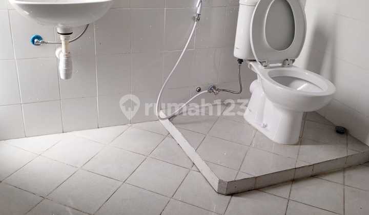 Strategic House in the sweet area, Jagakarsa. Close to the toll road and easy access. 7