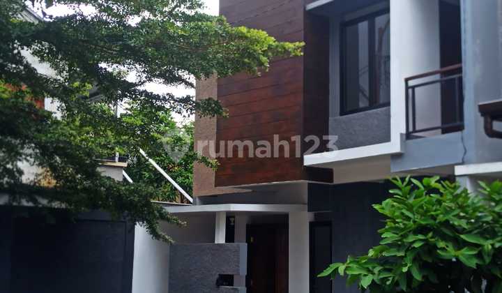 Strategic House in the sweet area, Jagakarsa. Close to the toll road and easy access. 14