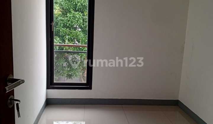 Strategic House in the sweet area, Jagakarsa. Close to the toll road and easy access. 11