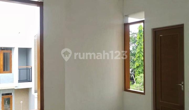 Strategic House in the sweet area, Jagakarsa. Close to the toll road and easy access. 1