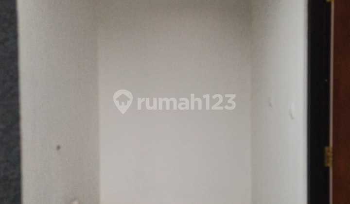 Strategic House in the sweet area, Jagakarsa. Close to the toll road and easy access. 10