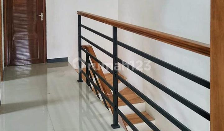 Strategic House in the sweet area, Jagakarsa. Close to the toll road and easy access. 12