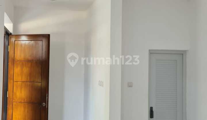 Strategic House in the sweet area, Jagakarsa. Close to the toll road and easy access. 6