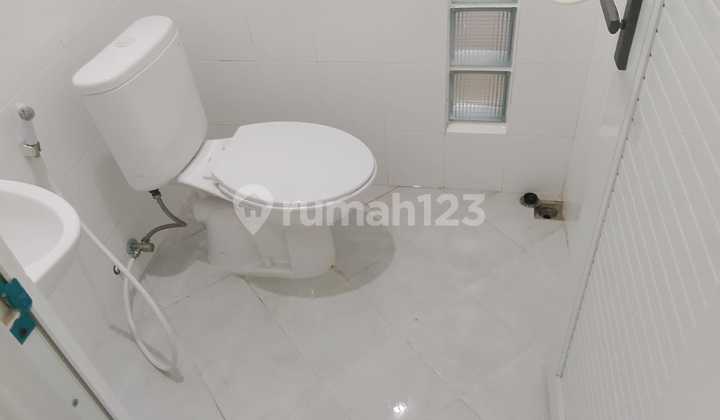 Strategic House in the sweet area, Jagakarsa. Close to the toll road and easy access. 3