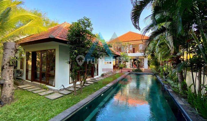 Dijual Villa Dengan Taman Yang Luas Dekat Pantai Dreamland di Pecatu, Badung 1