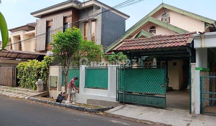 Rumah Taman kontemporer 2 lantai di Camar Bintaro Jaya 1