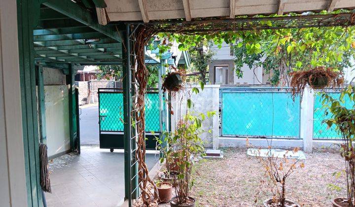 Rumah Taman kontemporer 2 lantai di Camar Bintaro Jaya 2