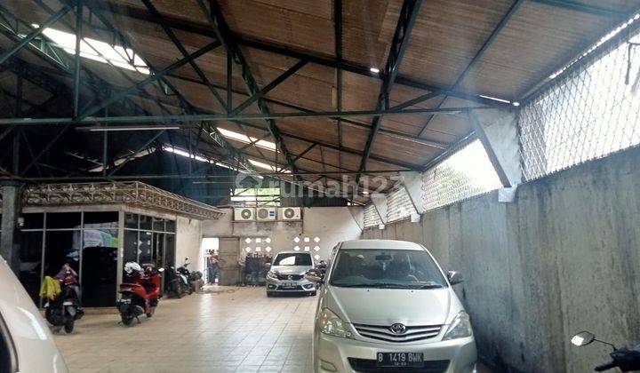 Gudang Rapih Ex Showroom di Pinggir Jalan Raya Kebayoran Lama 2