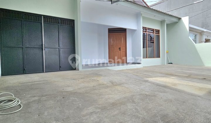 Disewakan Rumah Baru di Bangun, Boulevard 1 Lantai, Luas 300 M2, 4 + 1 Kamar Tidur, 3 Kamar Mandi, Listrik 5500 Watt, Lokasi Strategis Dekat Bandara Soetta & Jorr 2