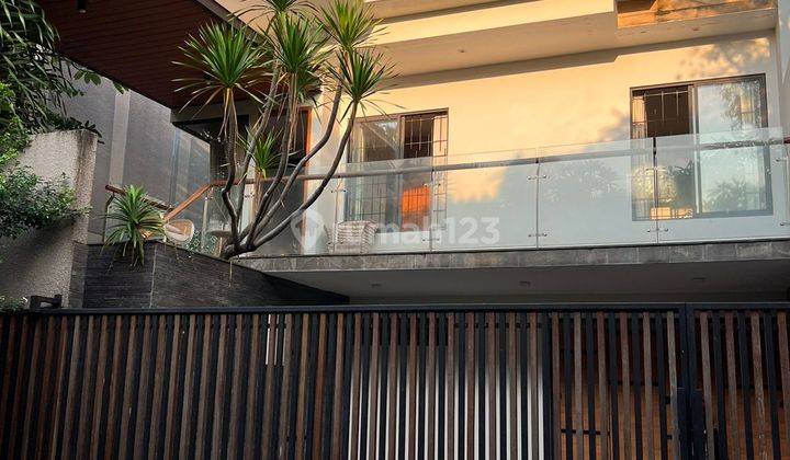 Rumah full furnished ada kolam renang di veteran jakarta selatan 1