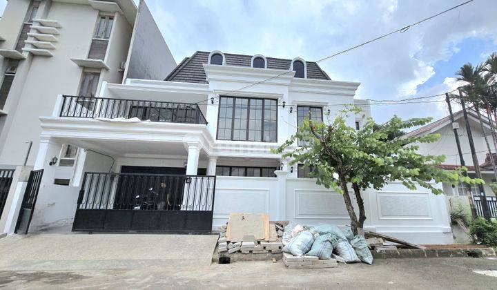 Rumah Bangunan Baru Dengan Kolam Renang di Sektor 9 Bintaro 1