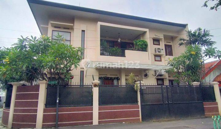 Rumah Hook Depan Taman Dalam Lingkungan Nyaman di Tebet 2