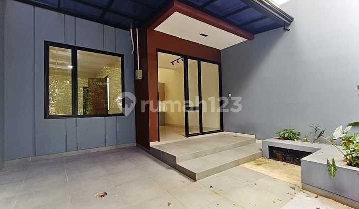 Rumah Mungil Cantik Bergaya Industrial di Kencana Loka BSD 2
