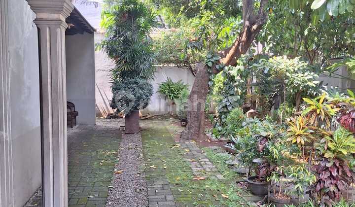 Rumah Asri 2 Lantai SHM di Pertukangan Selatan 2