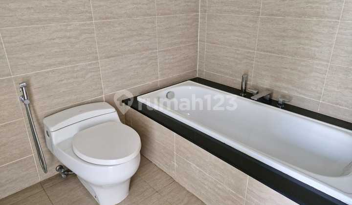 Rumah 556 m2 Golf Residence Kemayoran, Ada Kolam Renang! 2