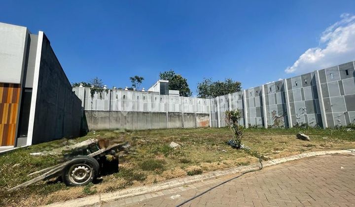 The plot within the cluster is very strategic in Bintaro Sector 9