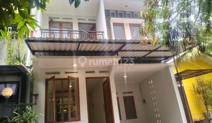 Rumah Minimalis Semi Furnished Ada Balkon Di  Area Bintaro 2