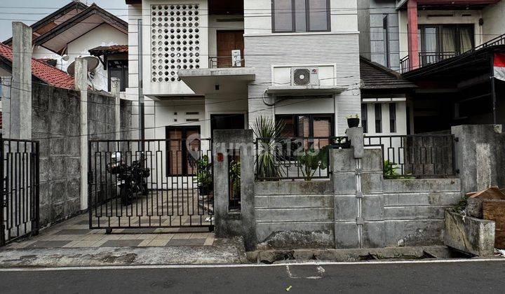 Rumah 2 Lantai Siap Huni Lokasi Strategis Di Jakarta Pusat 1