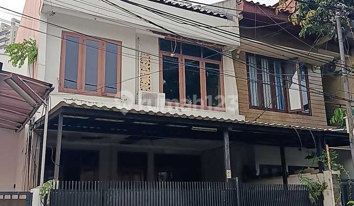 Rumah 2,5 Lantai Bebas Banjir Butuh Renovasi Di Pondok Indah