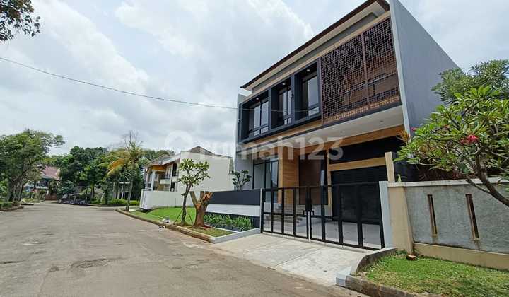 Rumah Tropical Design dengan Kolam Renang di Sektor 9 Bintaro 2