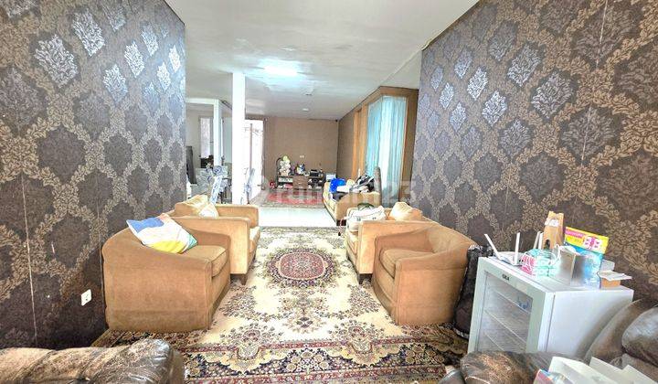 ruang tamu rumah 1 lantai dengan halaman