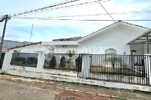 Rumah Nyaman 1 Lantai Depan Taman di Bintaro Sektor 1 Dekat Mall