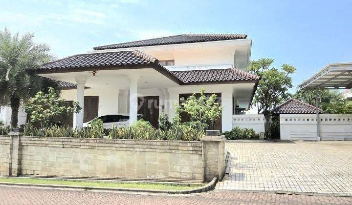 Rumah Pojok Dengan Kolam Renang Dalam Cluster Di Kemang Jaksel 1