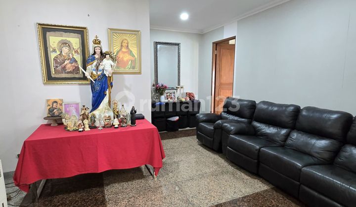 Turun Harga Rumah 5 Kamar Tidur dan Area Service Luas di Sektor 8 2