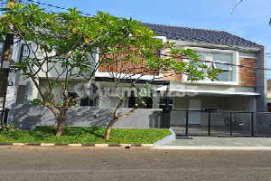 Rumah Baru Siap Huni Dalam Cluster di Sektor 9 Dekat Stasiun KRL